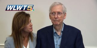 McConnell pare sa inghete in timp ce vorbea cu reporterii din Kentucky