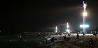 Pentru a scapa de caldura din Dubai, mergeti la plaja la miezul noptii
