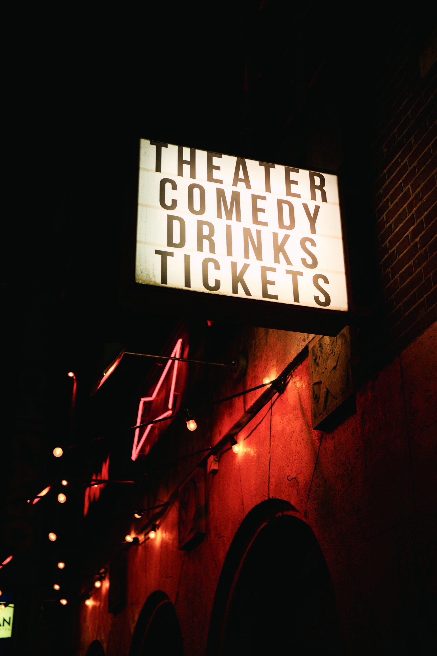 Un semn cu majuscule, text negru care citeste