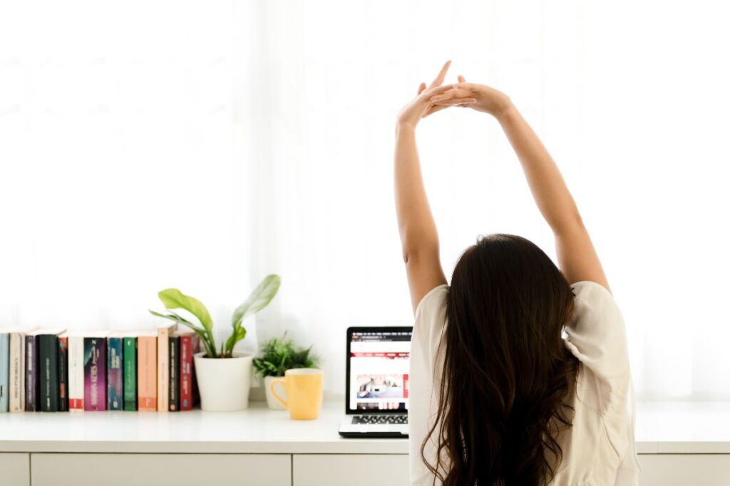 femeie care se intinde