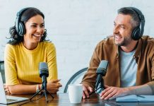 Cele mai bune 15 podcasturi financiare pentru femei