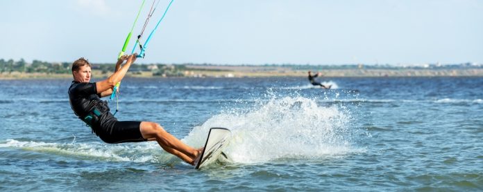 5-sporturi-nautice-pe-care-merita-sa-le-incerci-la-mare.jpg